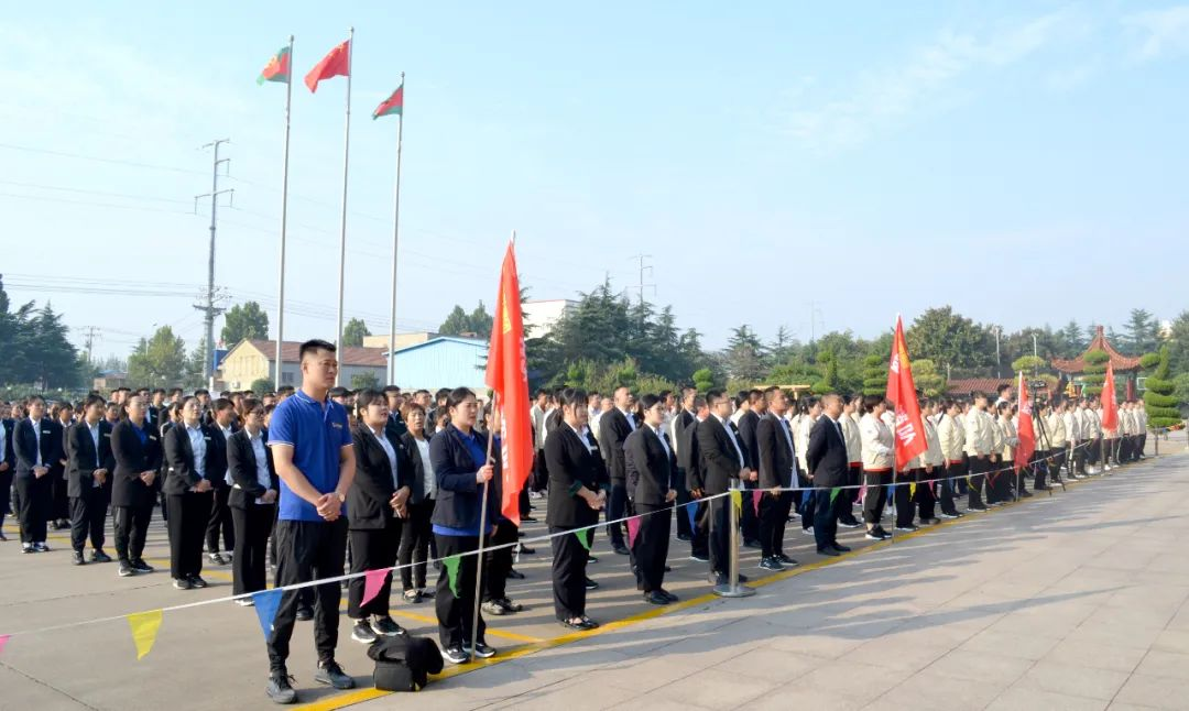 赛前，四支参赛队伍两两一组进行了拉歌比.png
